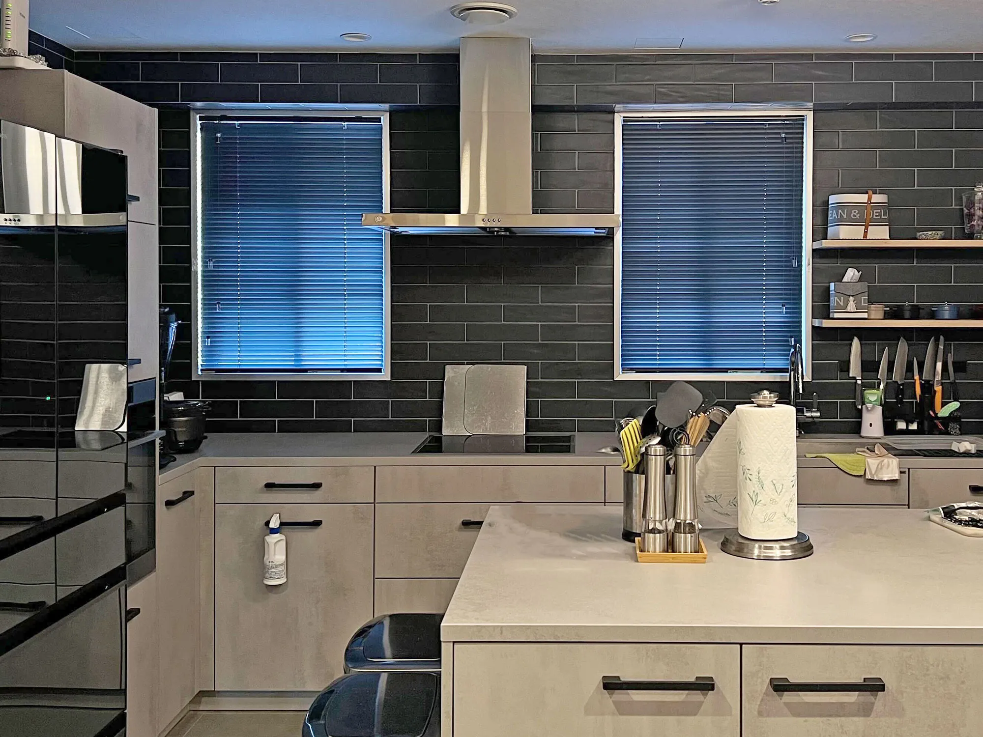 キッチンまわりには防炎・耐水性に優れたブラインドの写真4