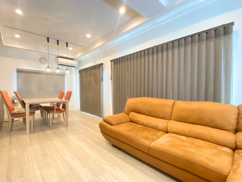 上品さを纏うレザーブラウン