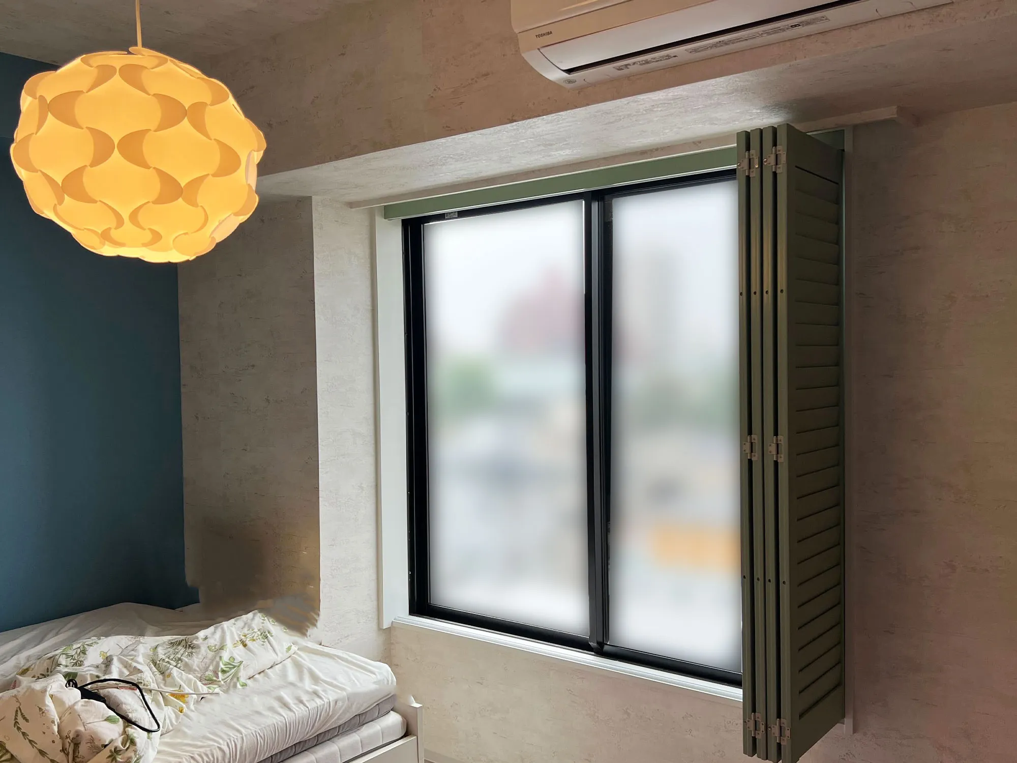 故郷の彩りを再現! オリジナルウッドシャッターの贅沢な窓辺の写真8