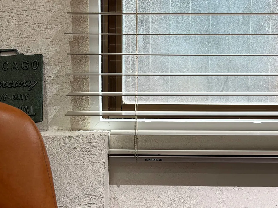 腰壁を避けて美しく収まる桐ウッドブラインドの写真4