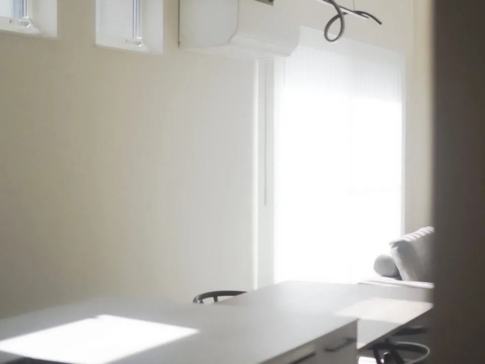 柔らかな光と美しい影が広がるリビングの写真6