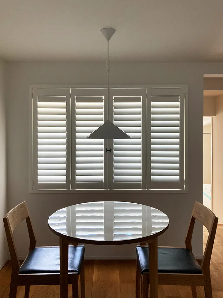 モダンな空間に映える、白い窓まわりの写真5