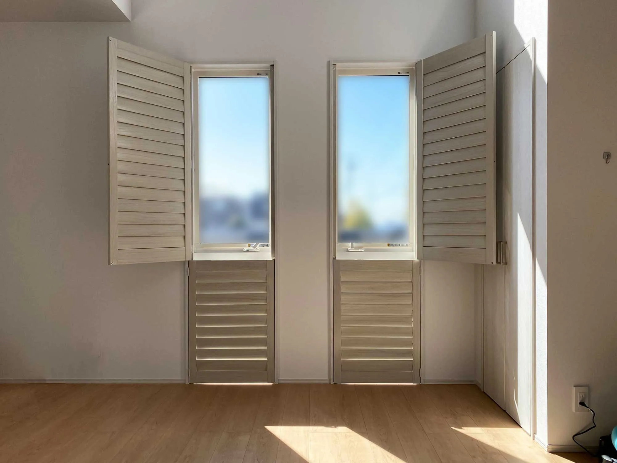 高所のスリット窓に最適なウィンドウトリートメントの写真3