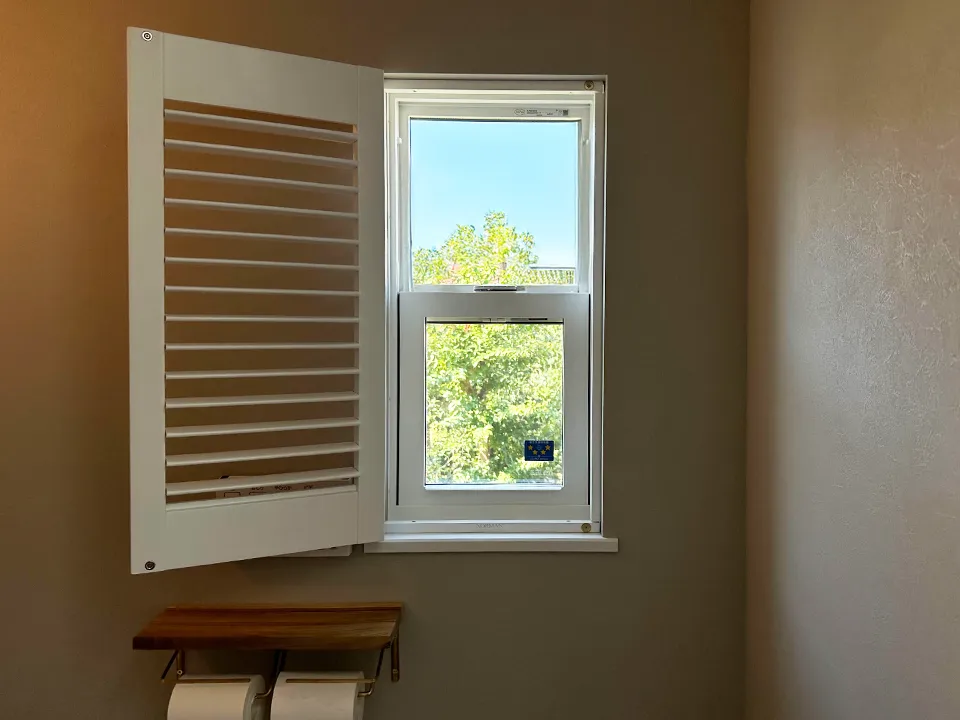 トイレの窓、カーテン以外の選択肢の写真5