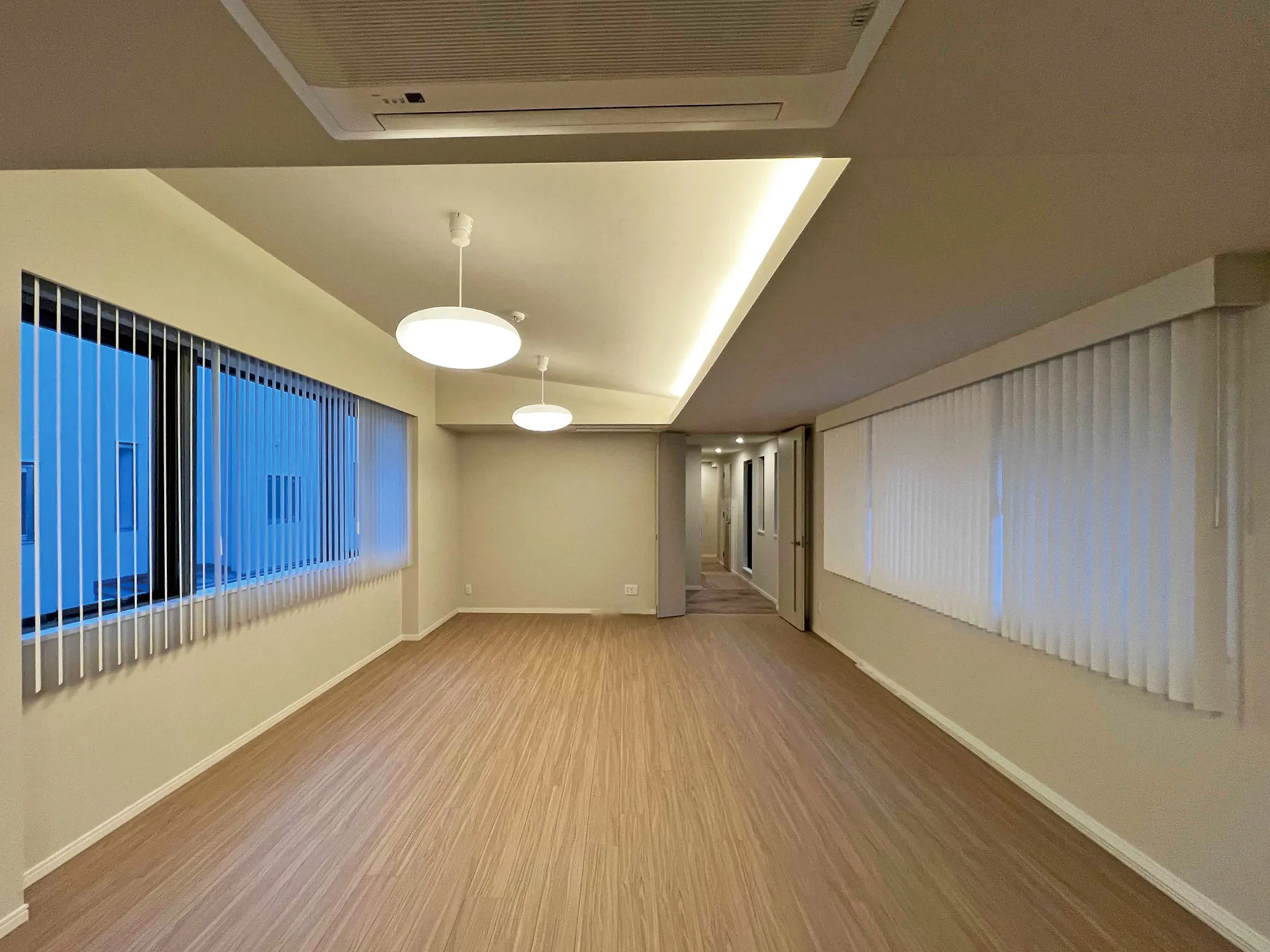 新築テラスハウスの洗練窓辺コーディネート