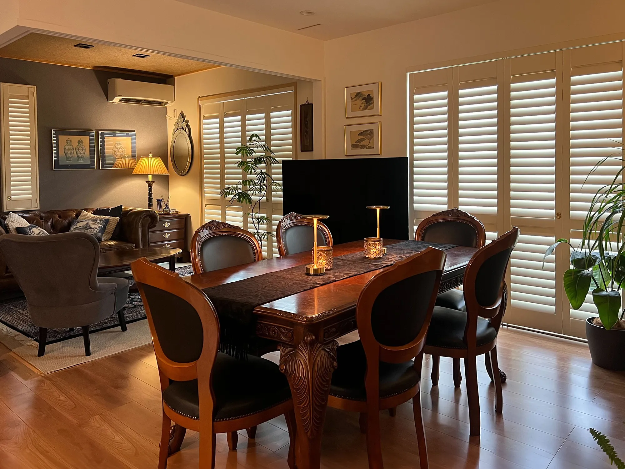 クラシック家具とウッドシャッターの調和の写真3