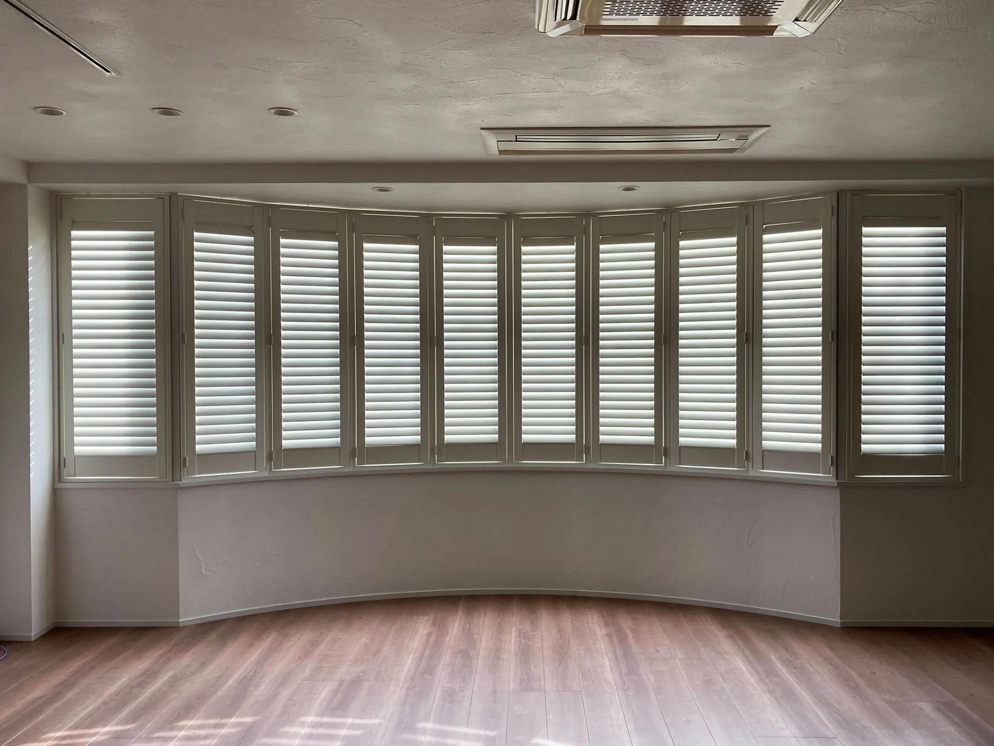 特注フレームで実現する圧巻のアーチ型出窓| お客様の実例集（施工例