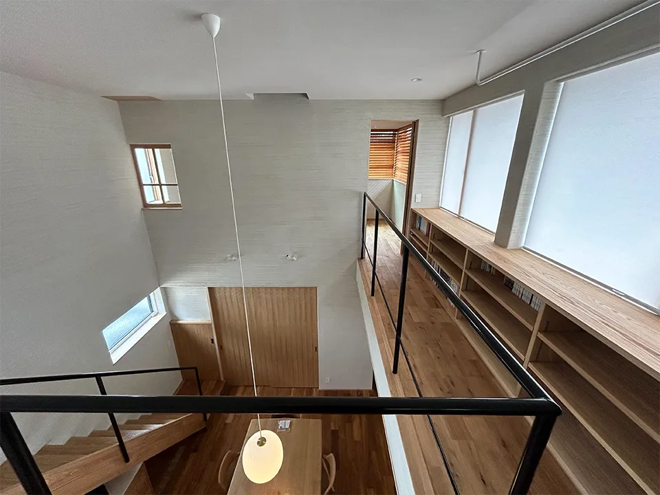 吹き抜けに映えるロールスクリーンの写真4