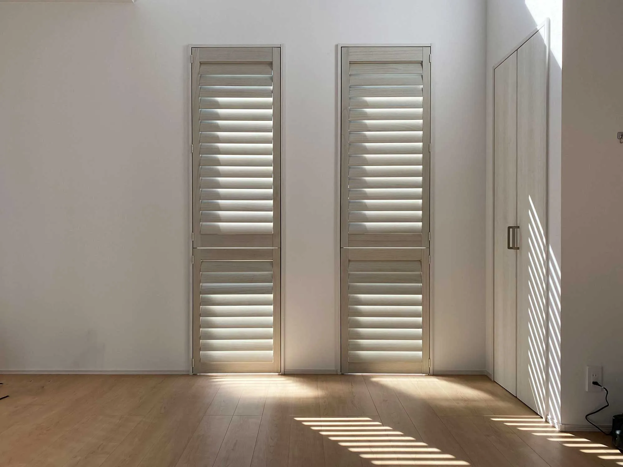 高所のスリット窓に最適なウィンドウトリートメントの写真2