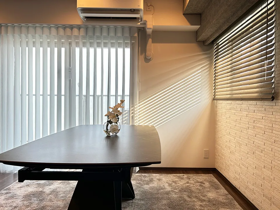 グレーで魅せるマンションリビングの窓の写真5