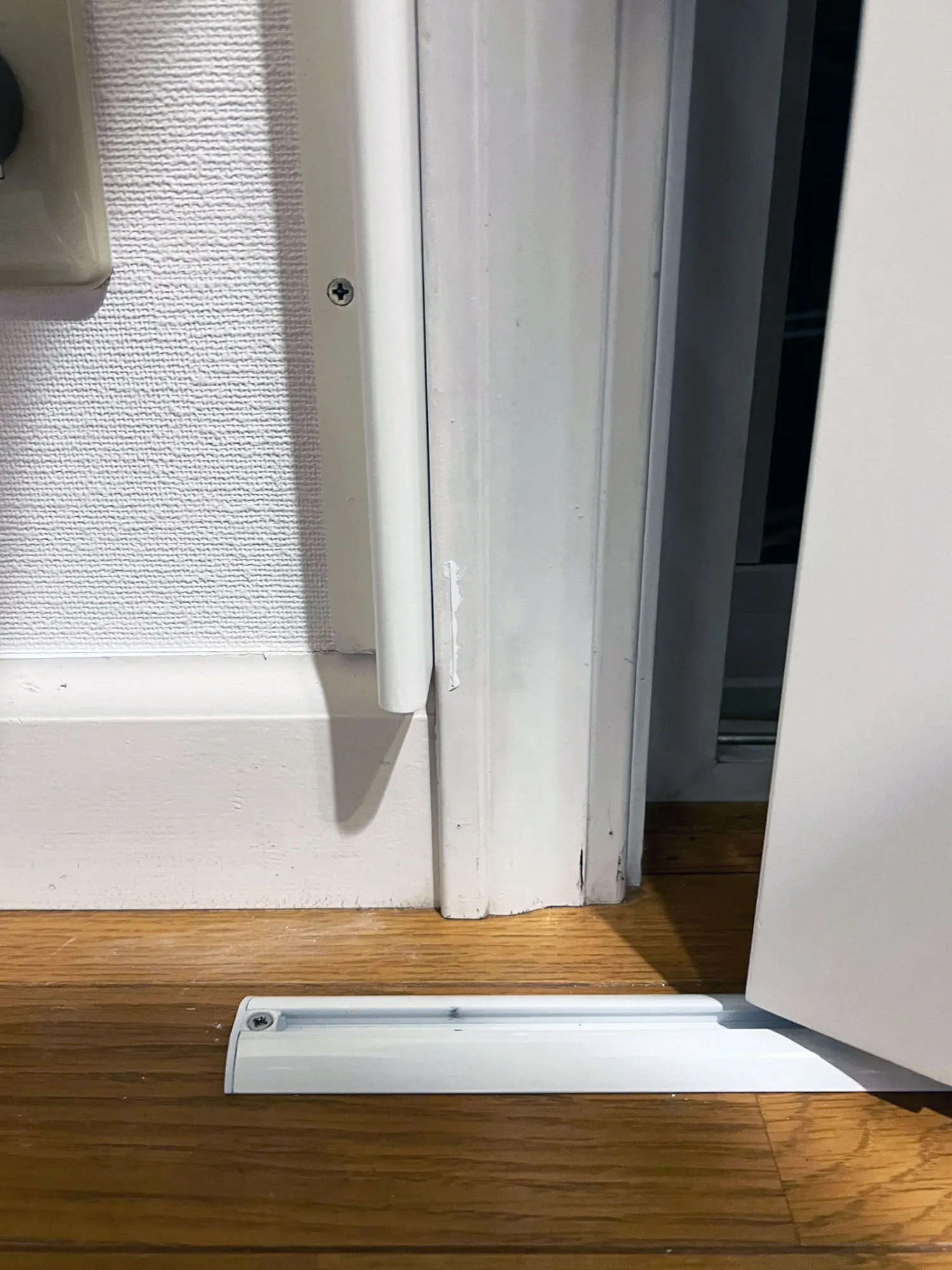 白基調のリビングに人気カラーを選定の写真3