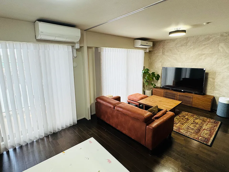 モダンリビングの調光を叶える縦型ブラインドの写真2