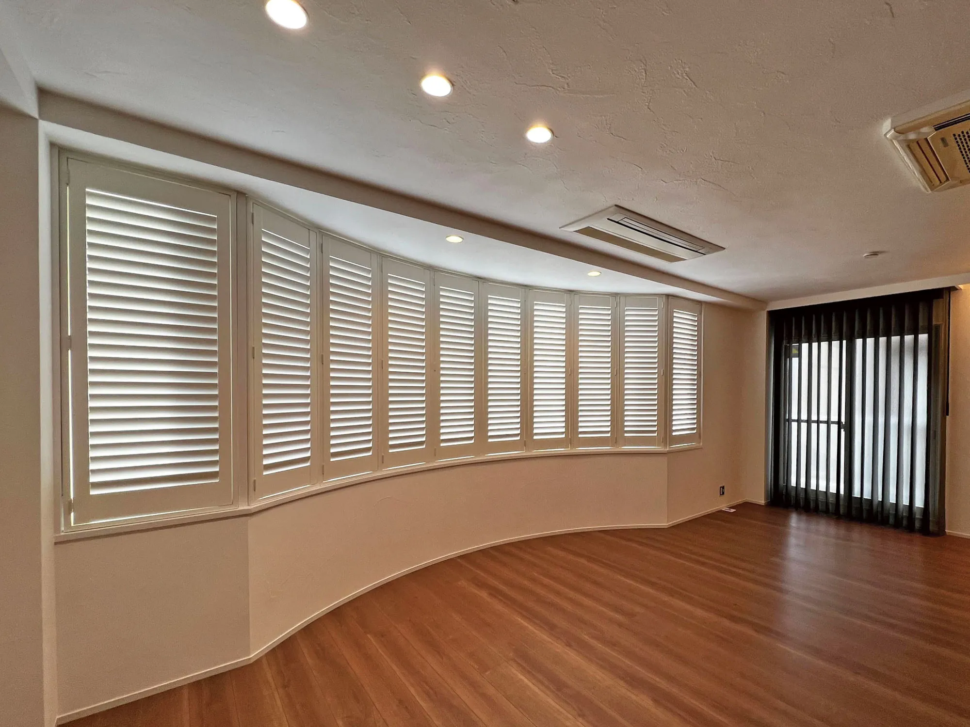 特注フレームで実現する圧巻のアーチ型出窓| お客様の実例集（施工例