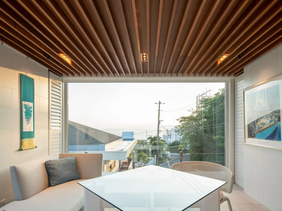 海景を彩るホワイトシャッターの写真3