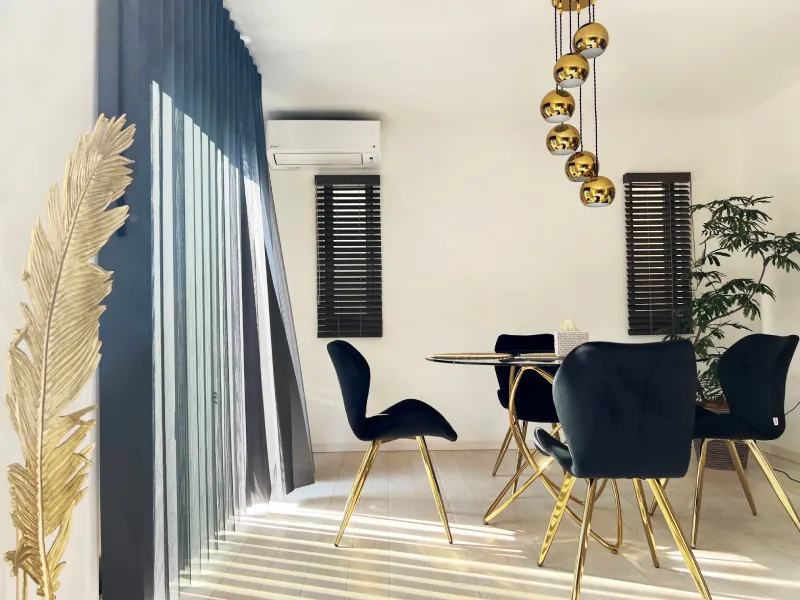 黒と金の色彩が織り成す空間に溶けこむの写真1