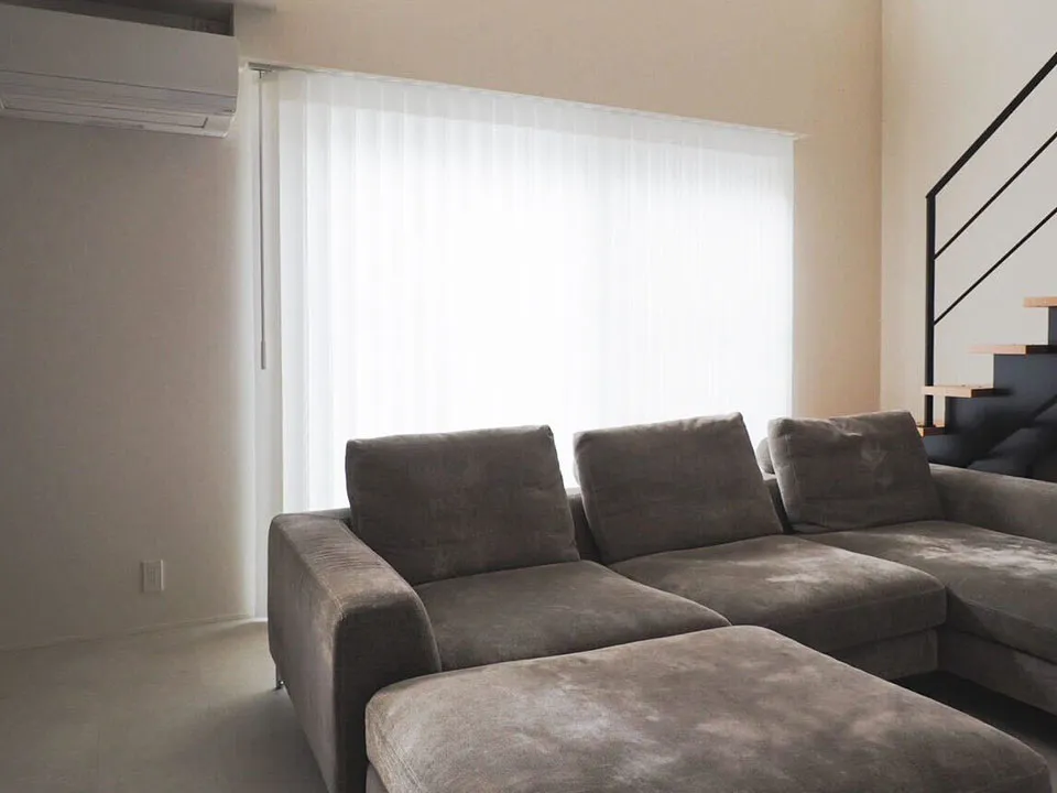 柔らかな光と美しい影が広がるリビングの写真5