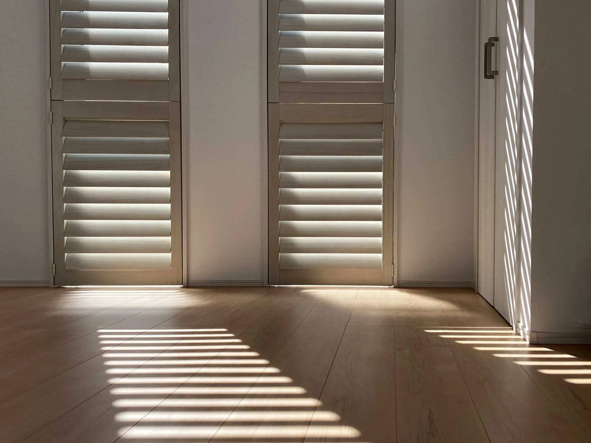 高所のスリット窓に最適なウィンドウトリートメントの写真5