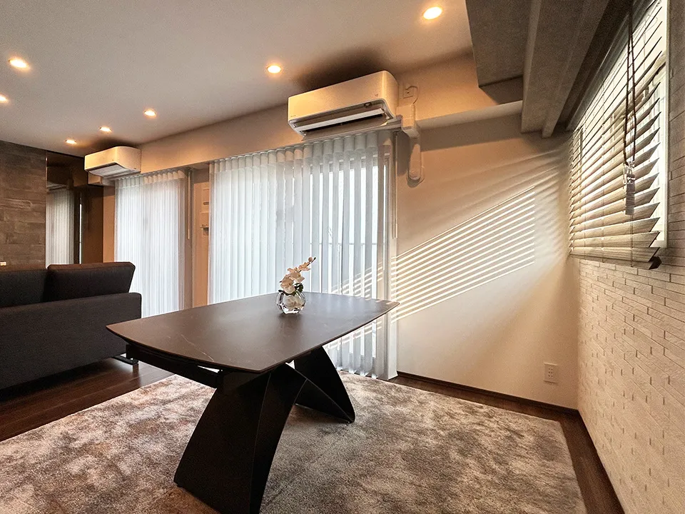グレーで魅せるマンションリビングの窓の写真2