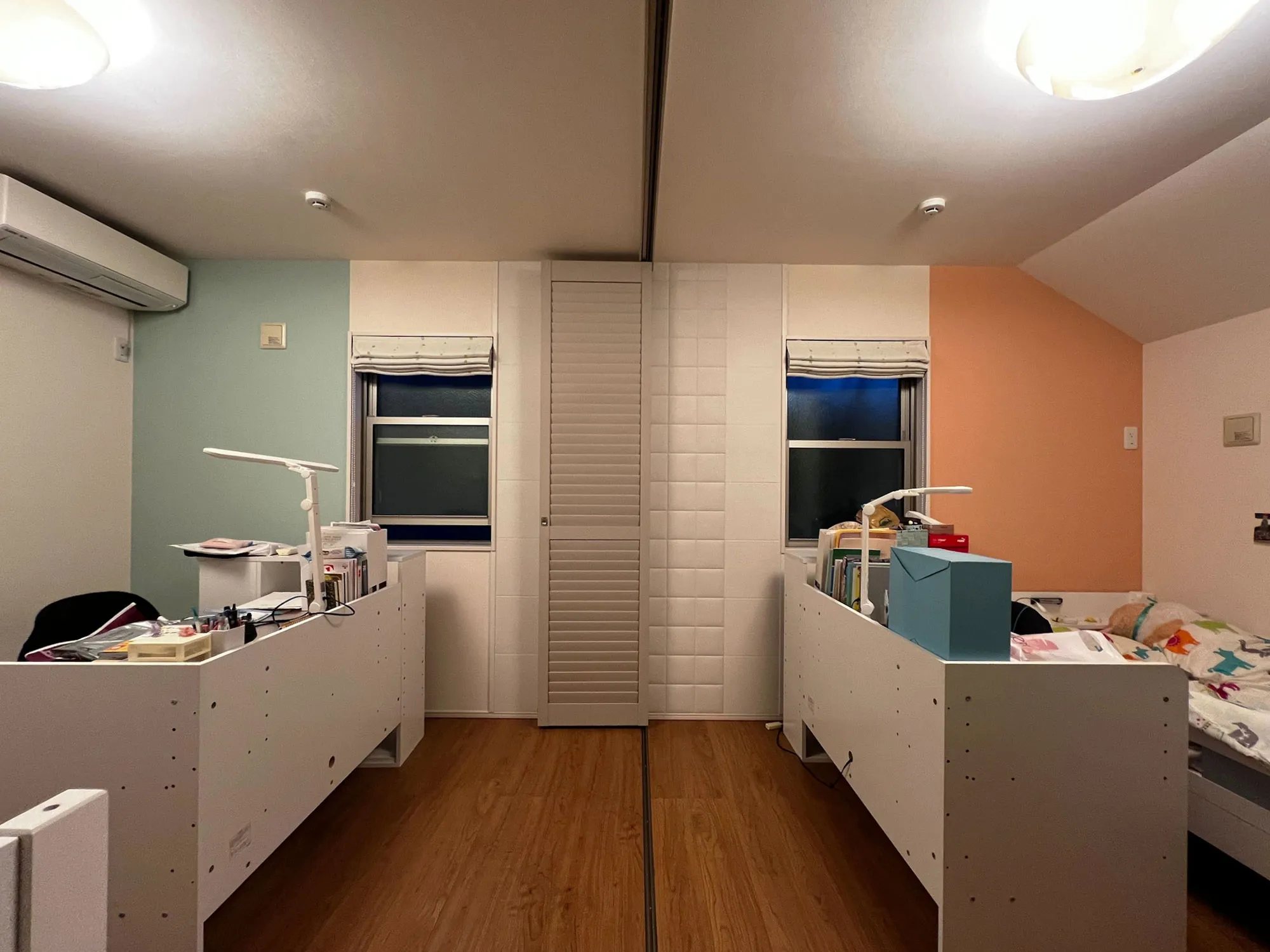 子供部屋の色に合わせた簡単開閉間仕切り仕様の写真6