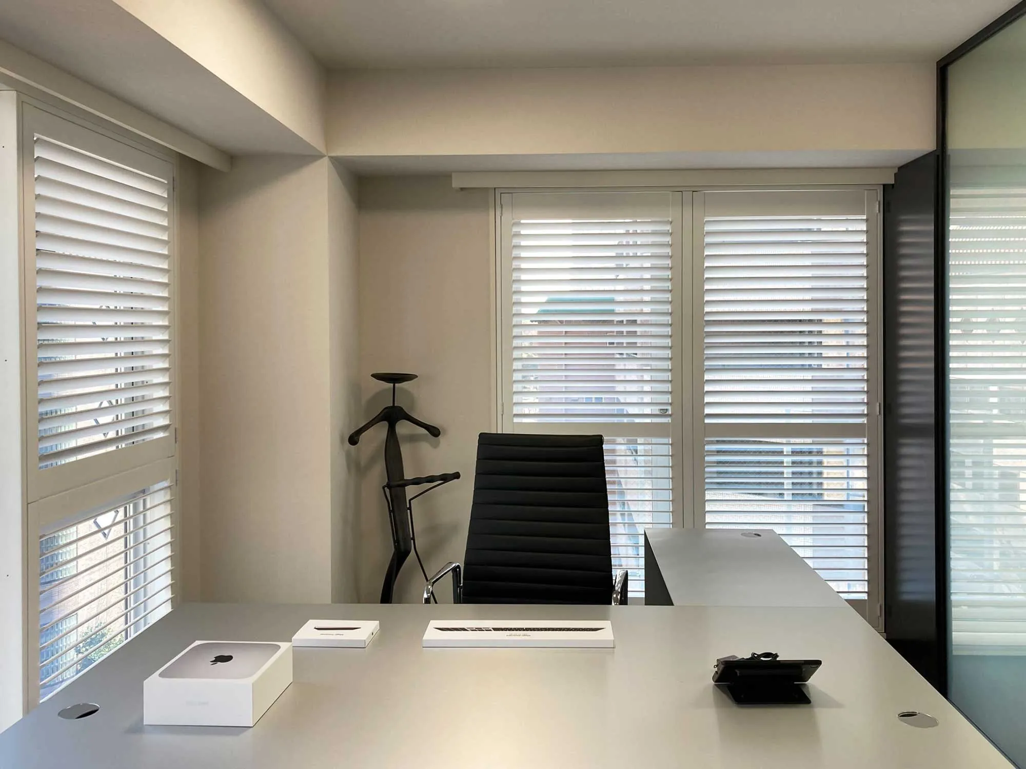 企業オフィスの窓まわりで活躍の写真4