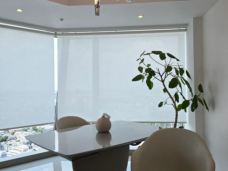 高層マンションの窓景色の写真3