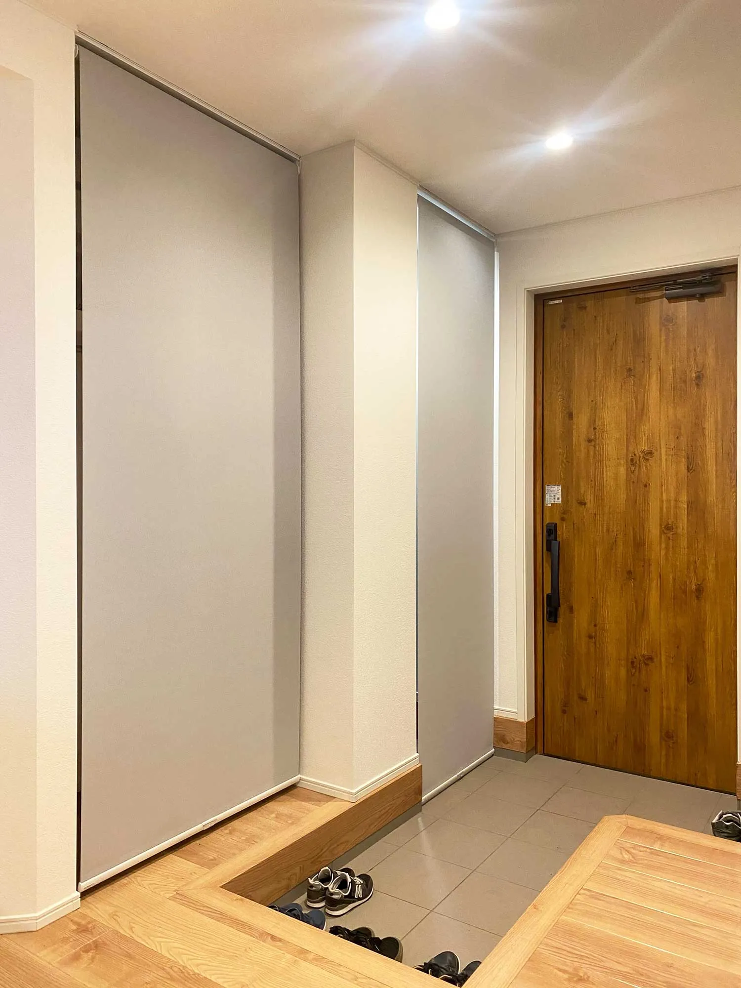 人目の多い玄関に、ロールスクリーンで目隠しの写真4