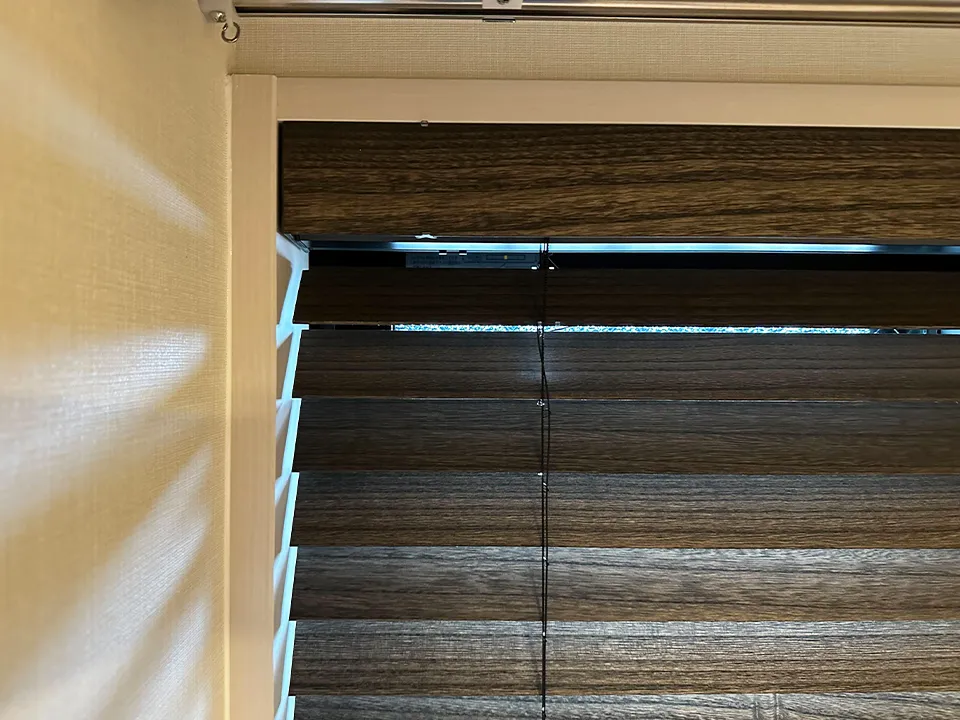 遮光性で選ばれる寝室の木製ブラインドの写真8