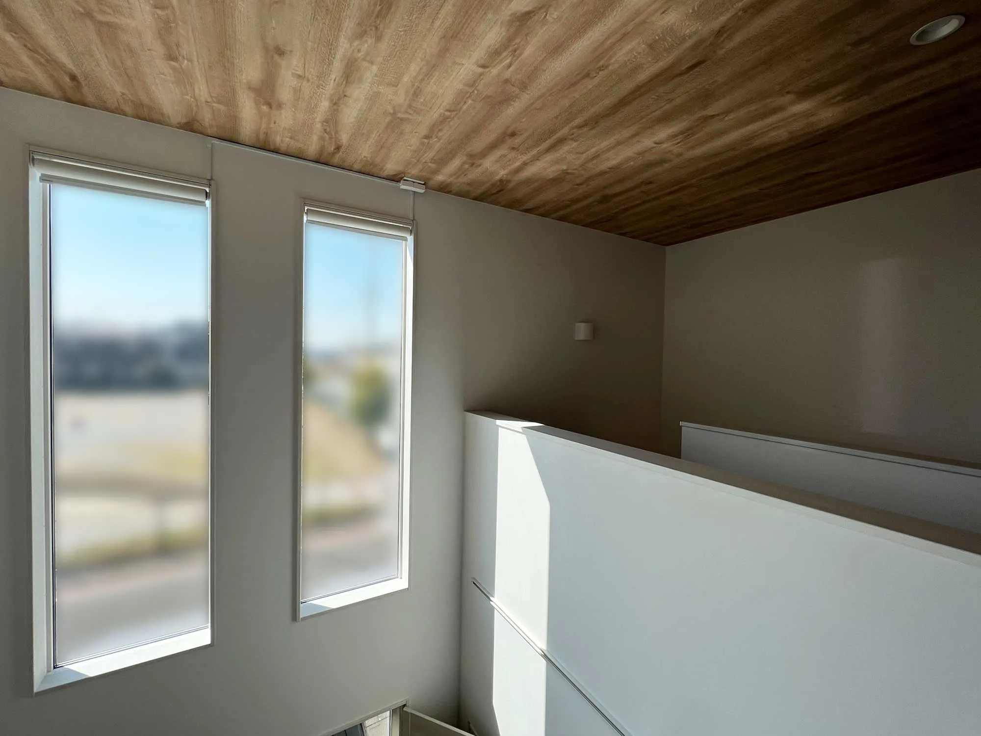 高所のスリット窓に最適なウィンドウトリートメントの写真8