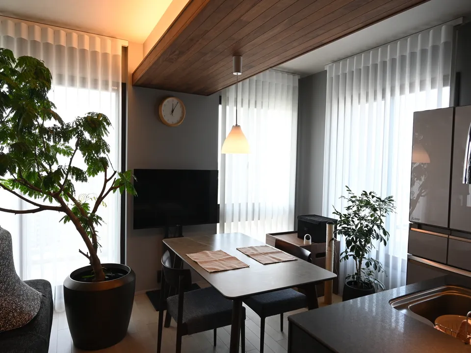 光と影が奏でるリビングの写真4