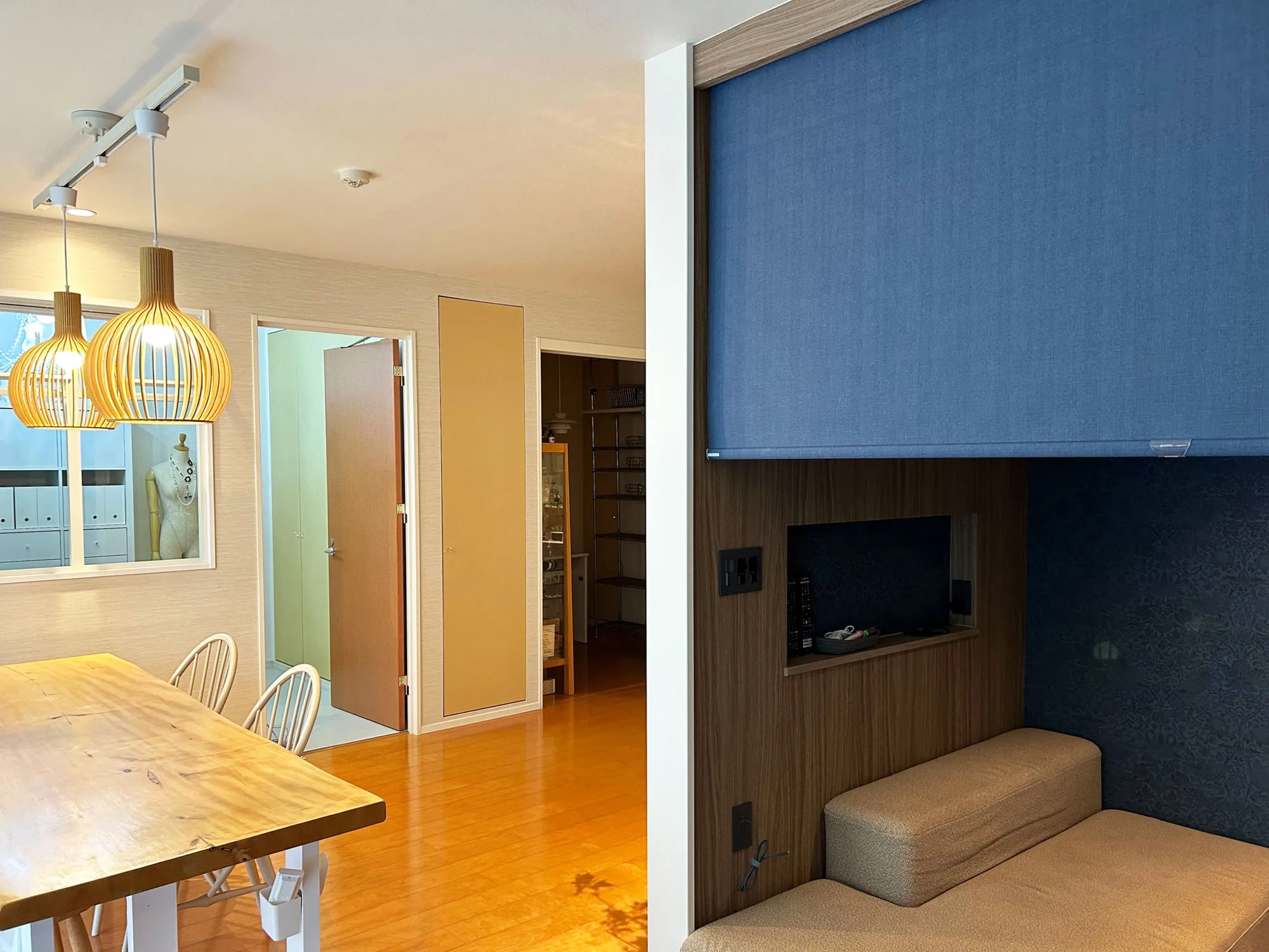 アクセントクロスともマッチする色合いの間仕切りの写真3