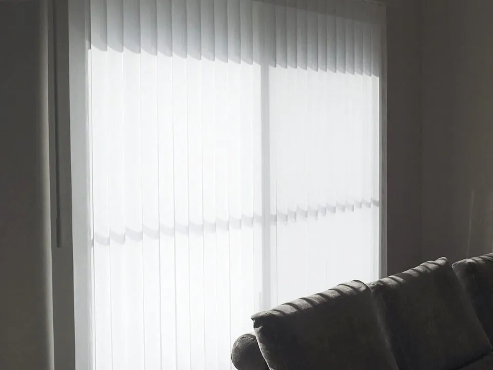 柔らかな光と美しい影が広がるリビングの写真4