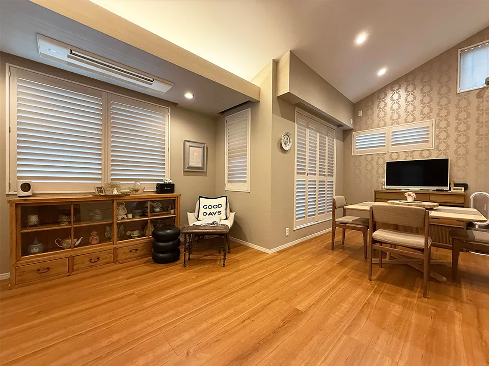 木目の温もりを引き立てる窓