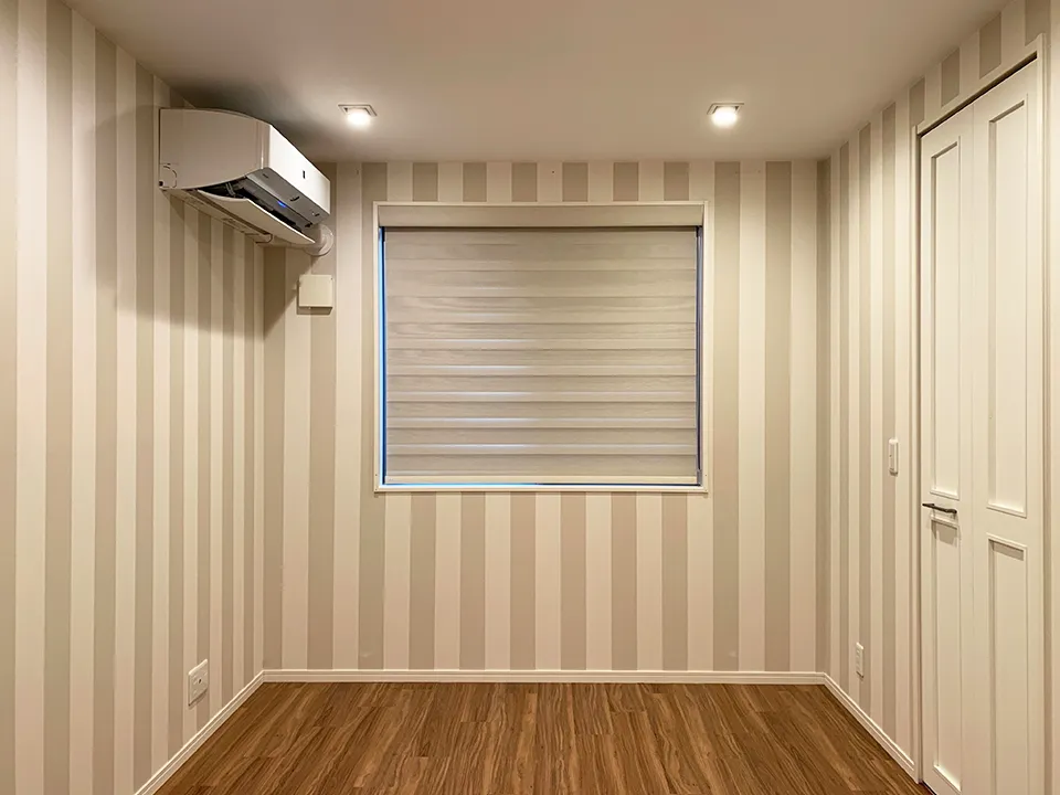 木目の温もりを引き立てる窓の写真6