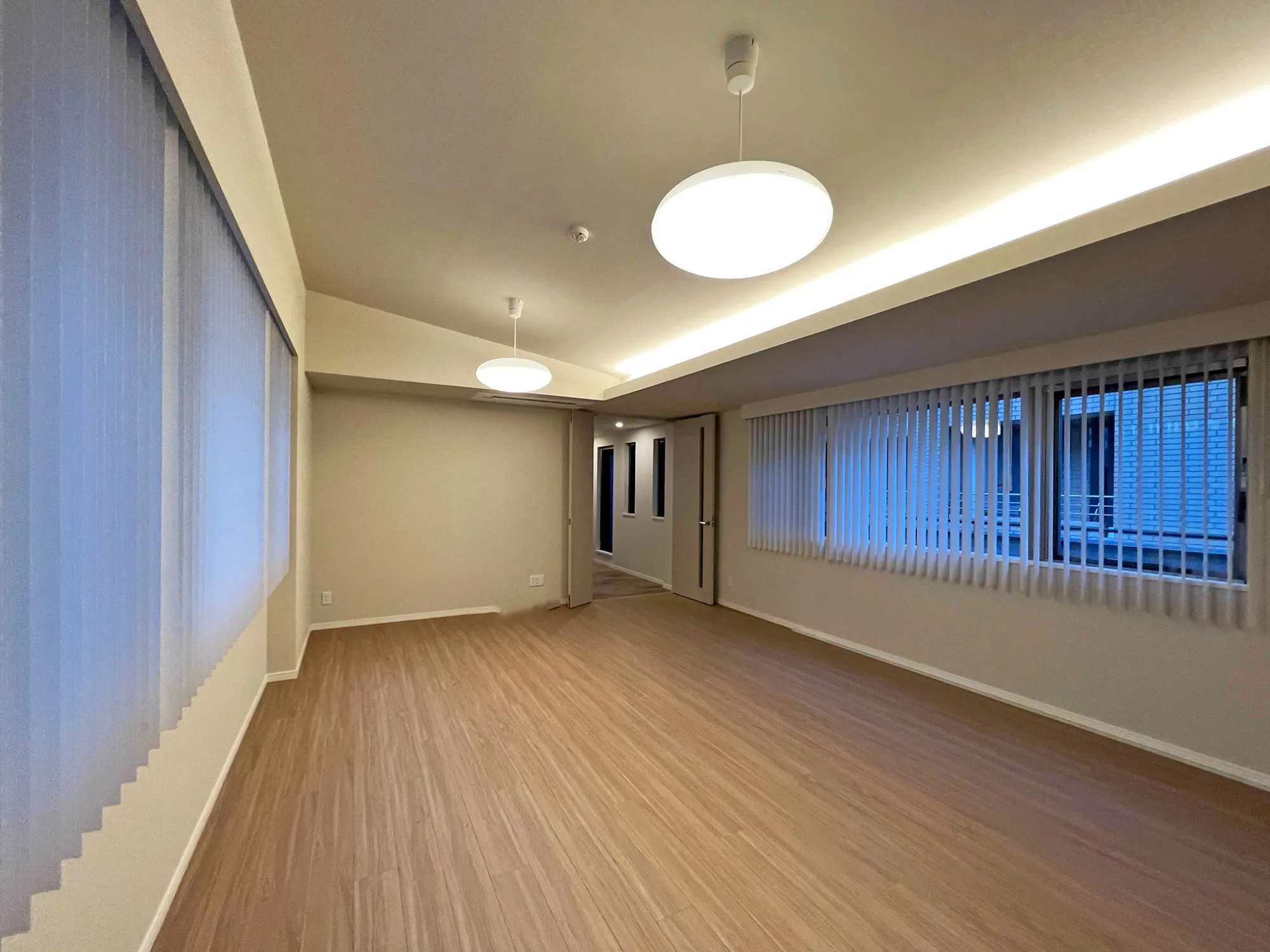 新築テラスハウスの洗練窓辺コーディネートの写真4