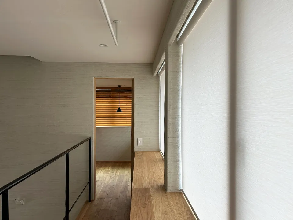 吹き抜けに映えるロールスクリーンの写真3