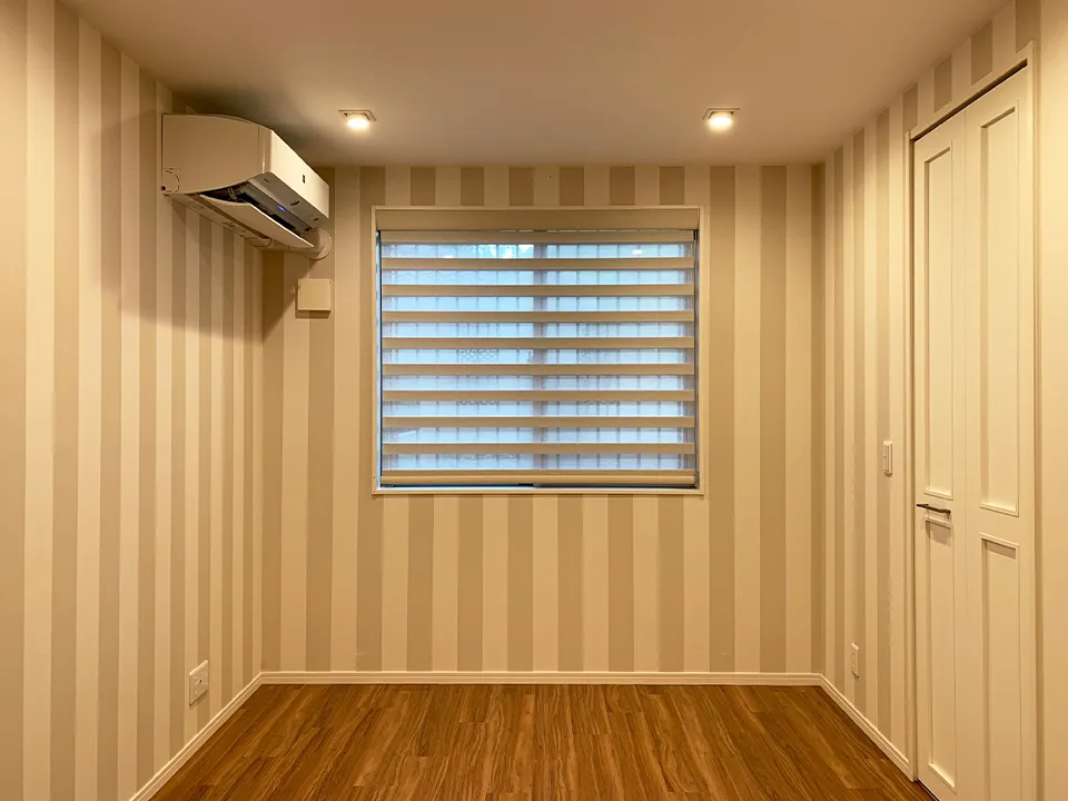 木目の温もりを引き立てる窓の写真5