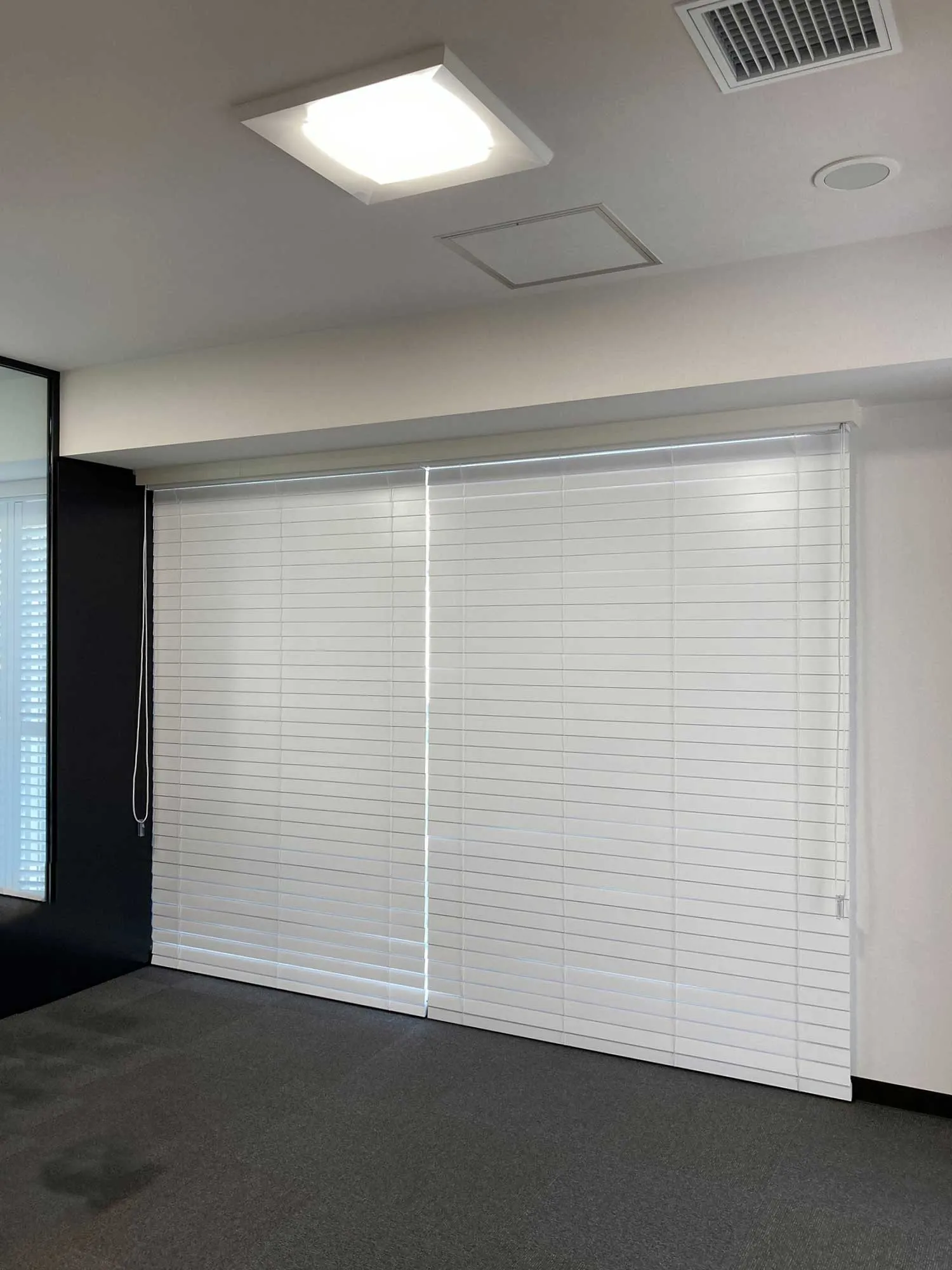 企業オフィスの窓まわりで活躍の写真6