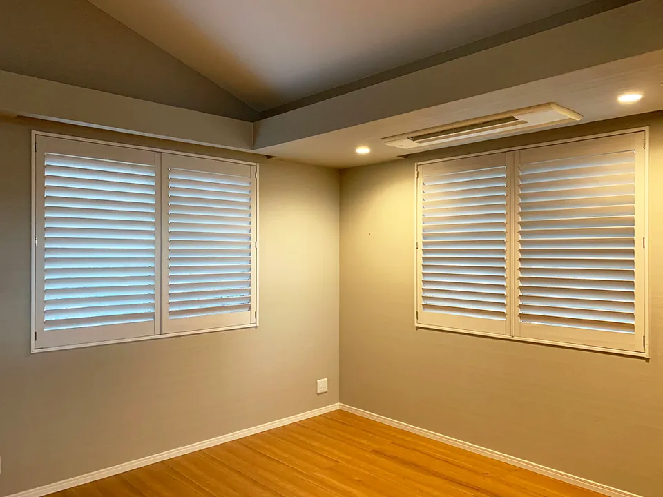 木目の温もりを引き立てる窓の写真7