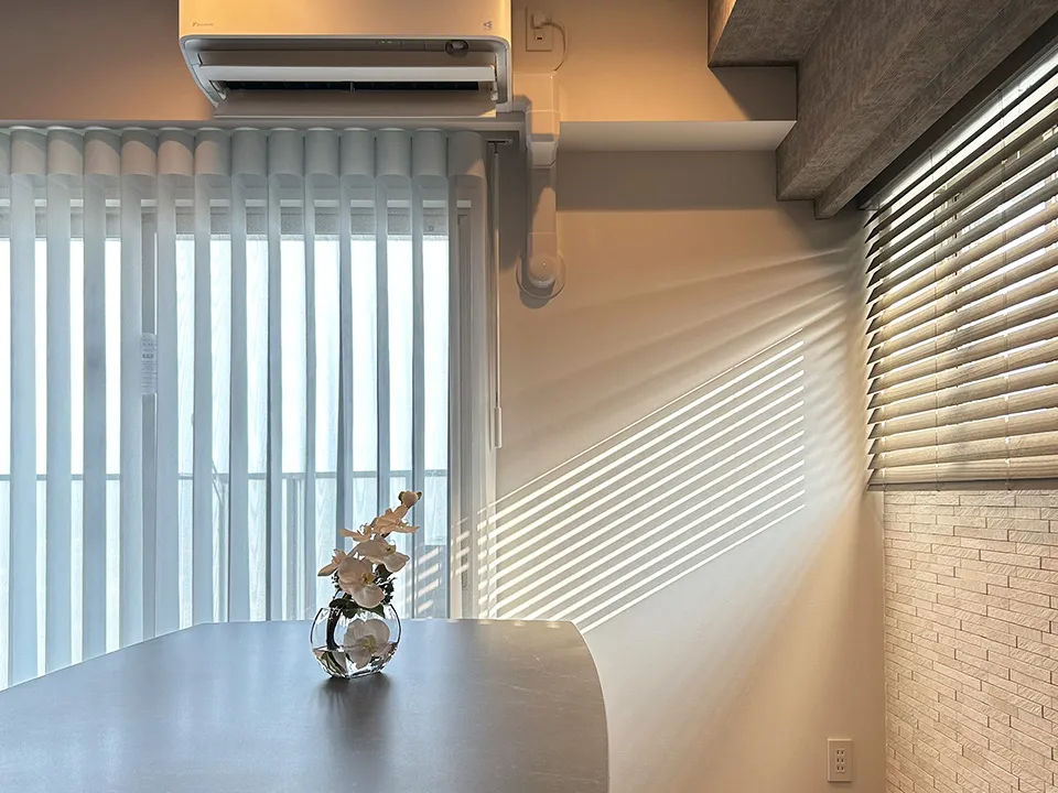 グレーで魅せるマンションリビングの窓の写真4