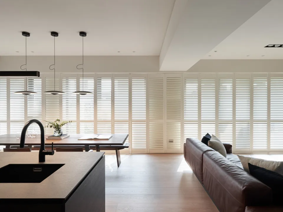 自然光と風を楽しむ開放的なリビングの写真5