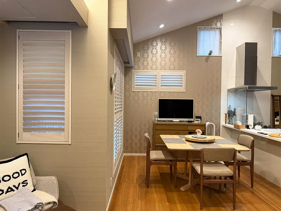 木目の温もりを引き立てる窓の写真4