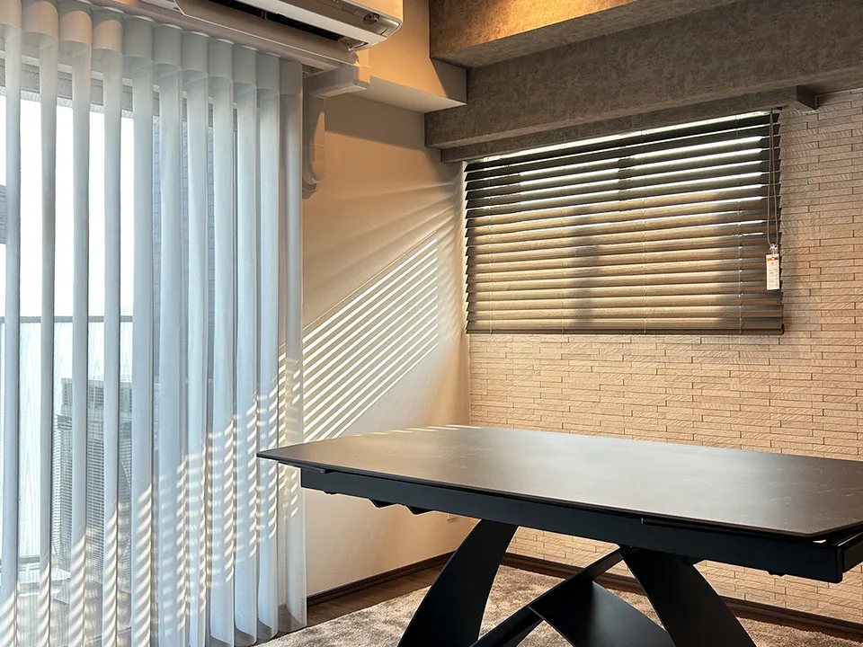 グレーで魅せるマンションリビングの窓の写真3