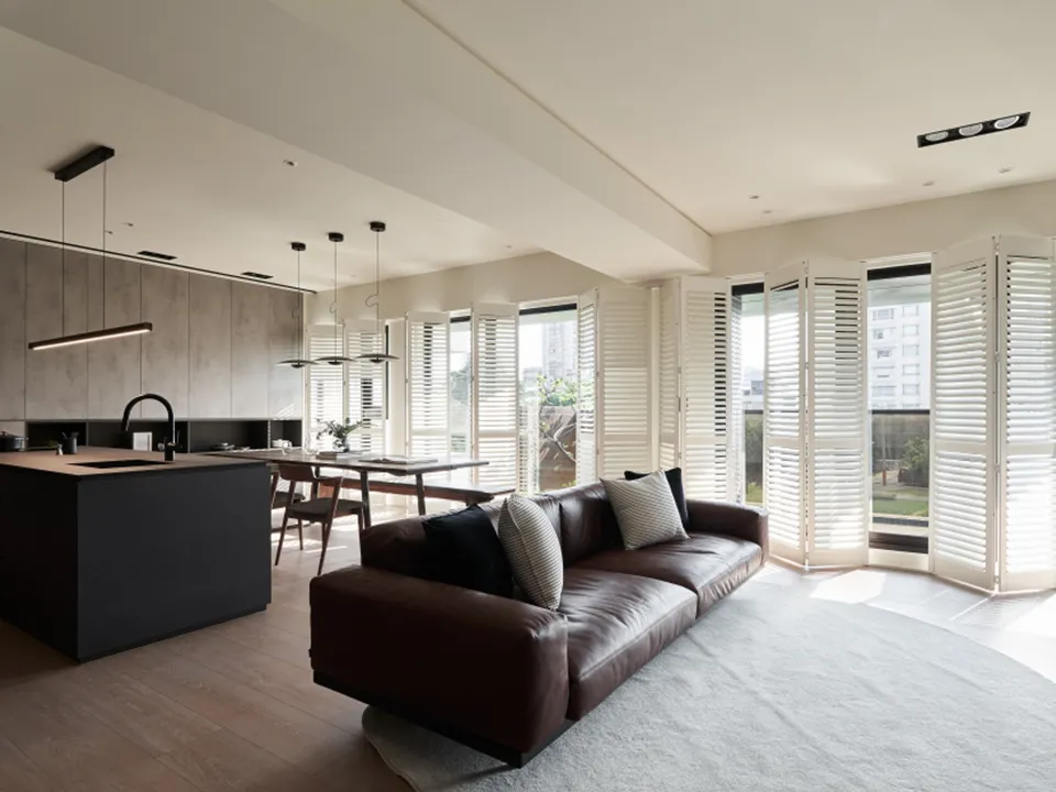 自然光と風を楽しむ開放的なリビングの写真2