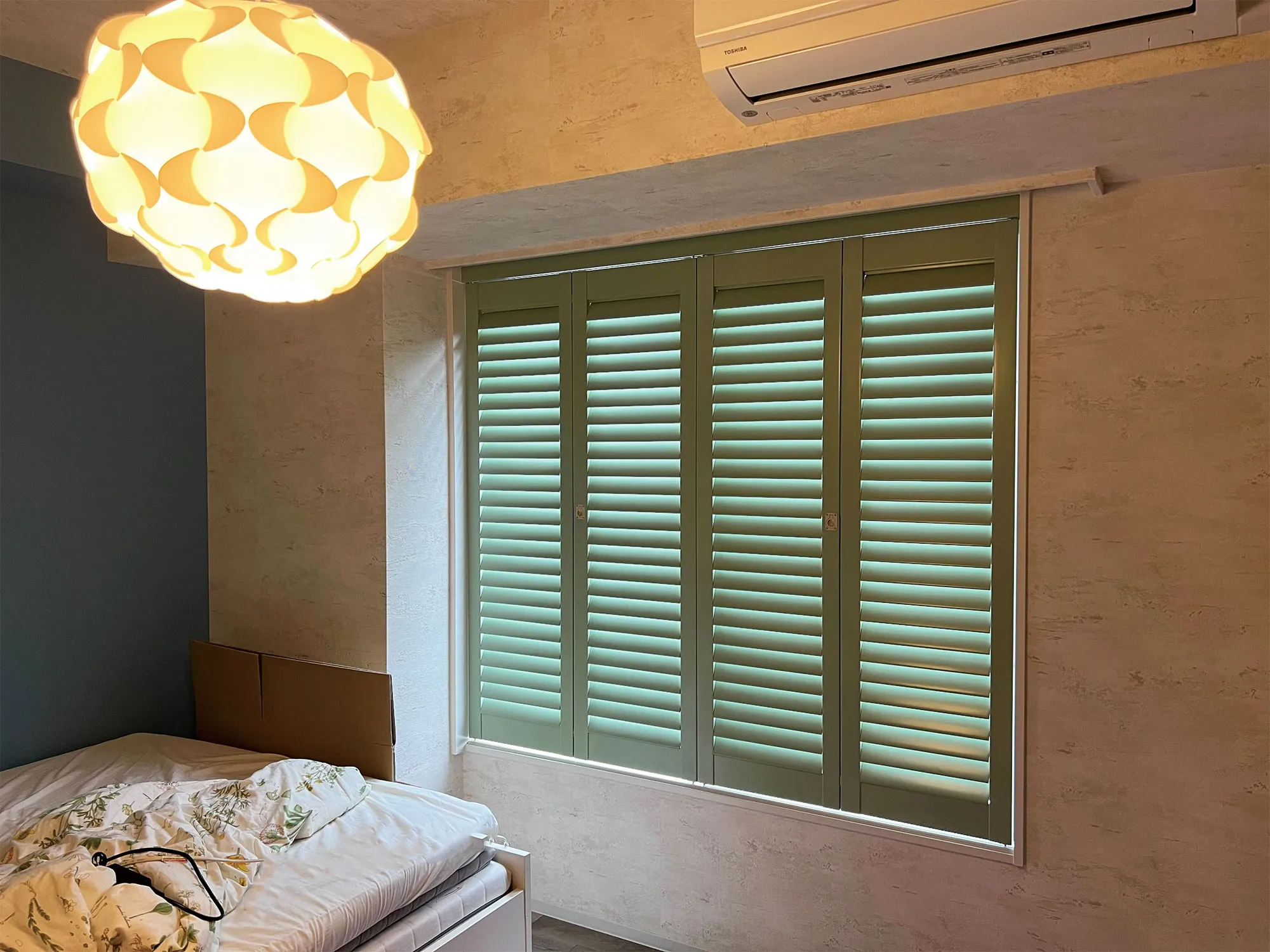 故郷の彩りを再現! オリジナルウッドシャッターの贅沢な窓辺の写真5