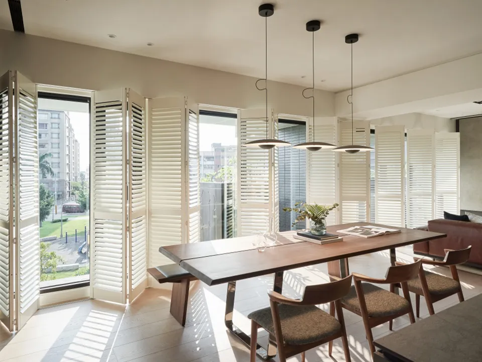 自然光と風を楽しむ開放的なリビング