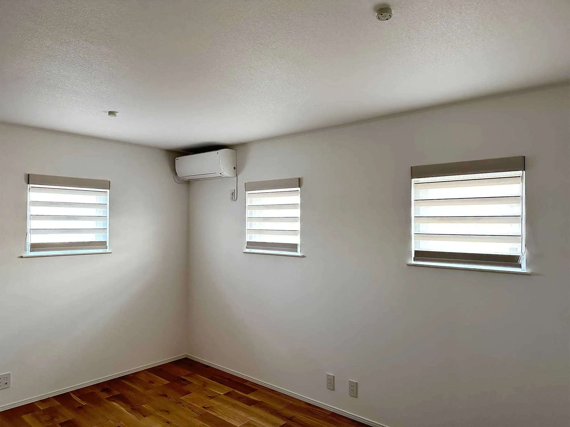 人目の多い玄関に、ロールスクリーンで目隠し