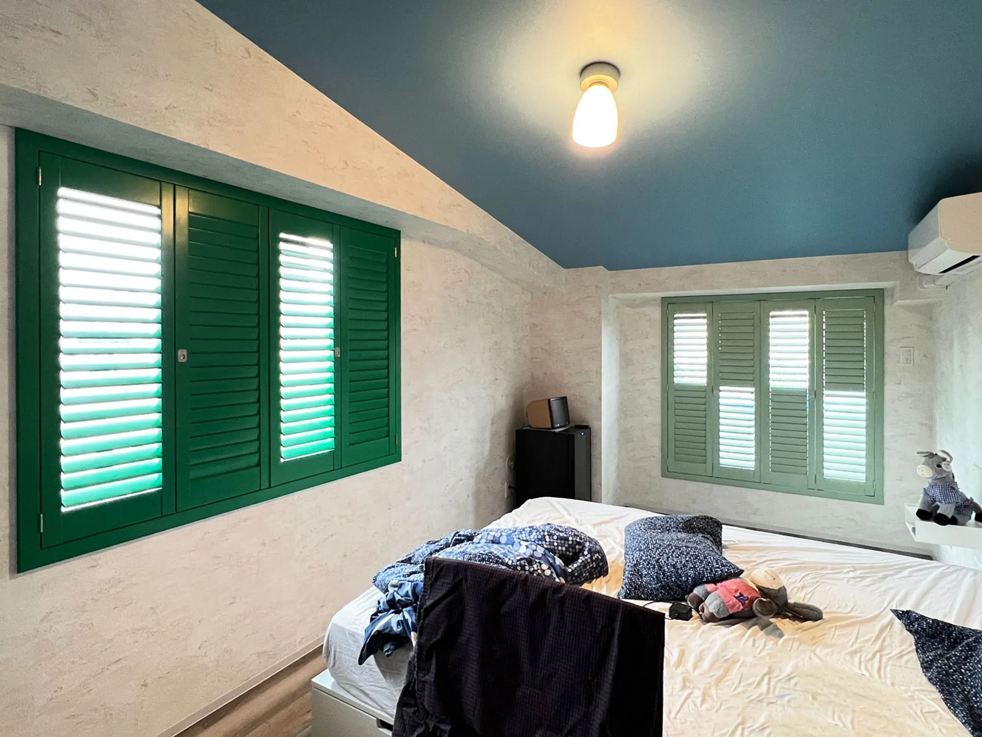 故郷の彩りを再現! オリジナルウッドシャッターの贅沢な窓辺の写真3