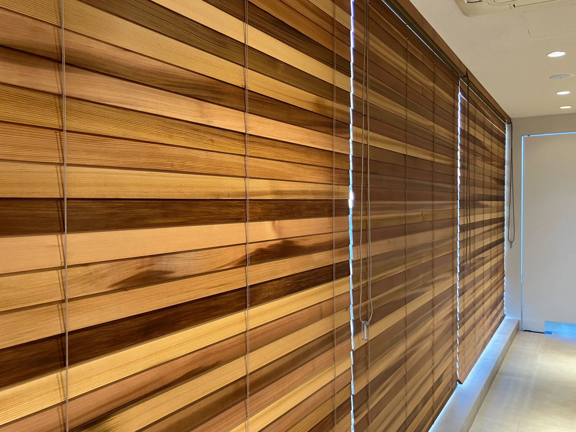 美容室『yiye 青山店』の窓まわりに採用の写真3