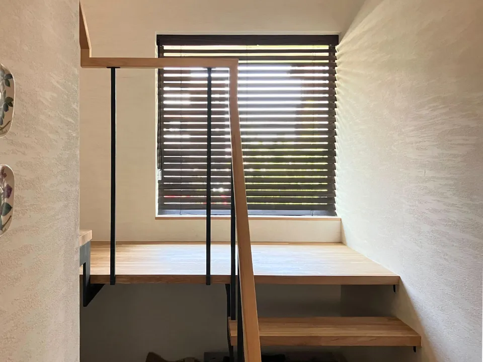 木目×タイルで魅せるキッチンの写真5