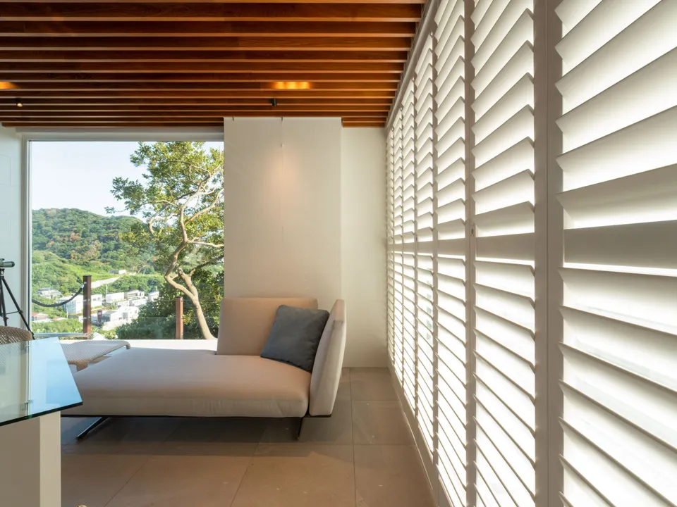 海景を彩るホワイトシャッターの写真5